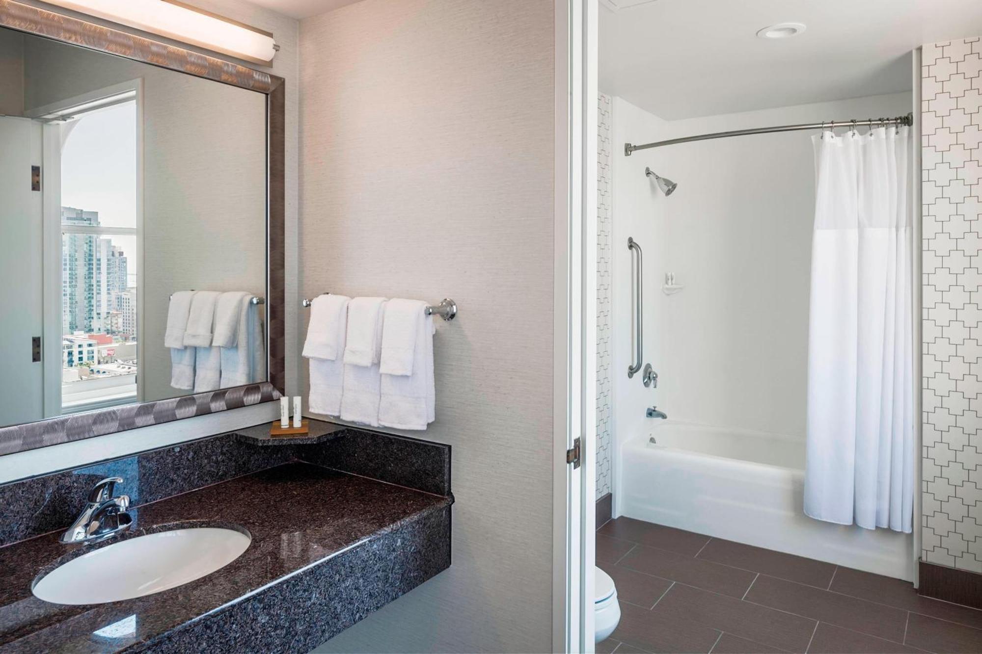 Courtyard By Marriott Downtown Hotel San Diego